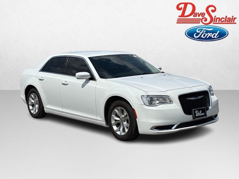 Used 2023 Chrysler 300 Touring RWD image 4