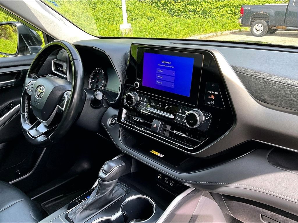 Used 2023 Toyota Highlander XLE AWD/4WD image 14