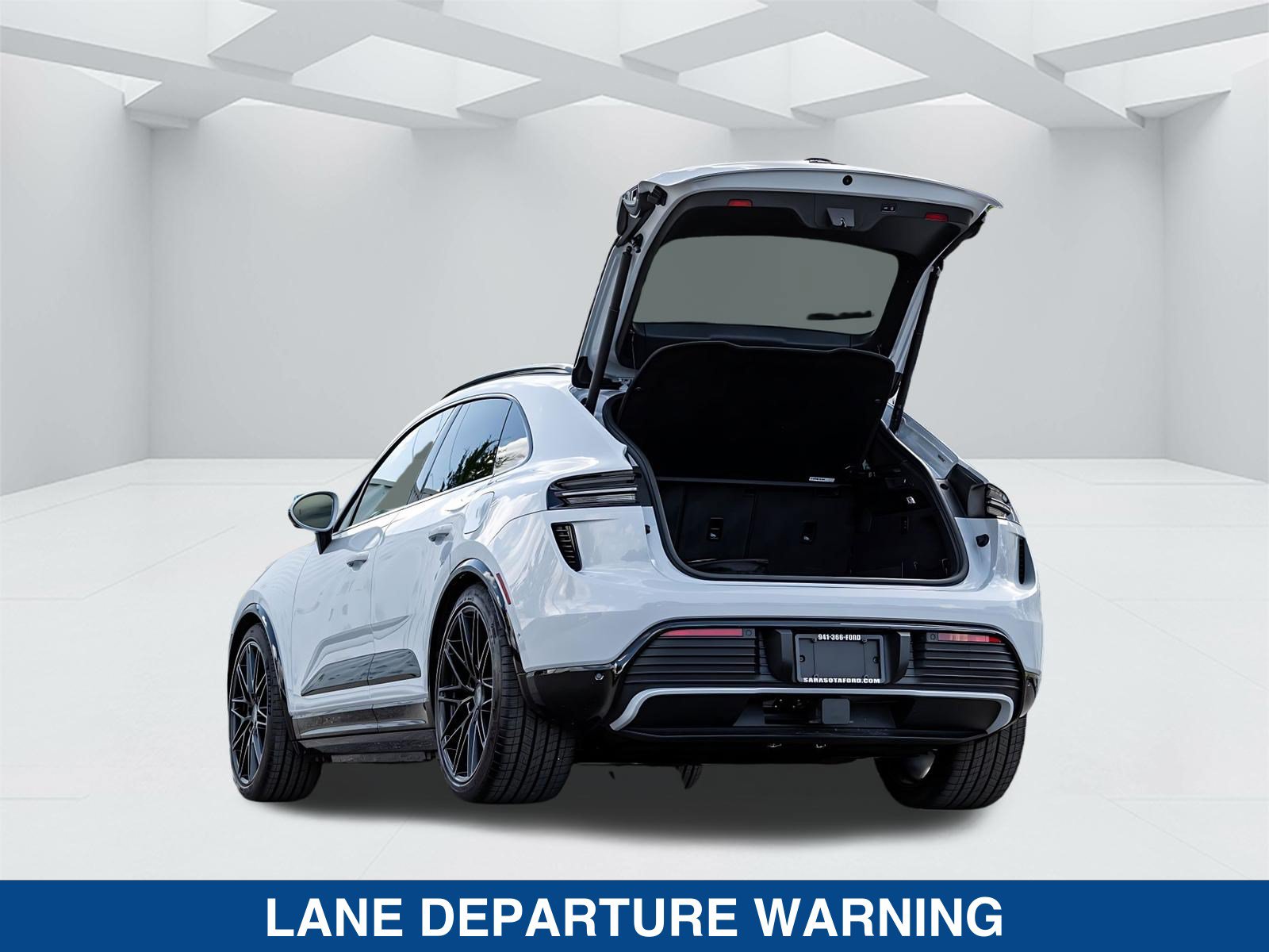 Used 2025 Porsche Macan Turbo Electric AWD/4WD image 29