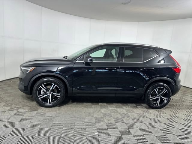 Used 2025 Volvo XC40 B5 Core image 6