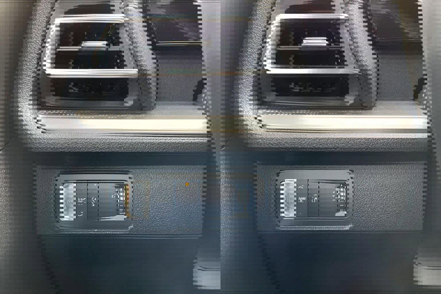 Used 2025 Chevrolet Traverse LT w/ Driver Confidence Package FWD image 33