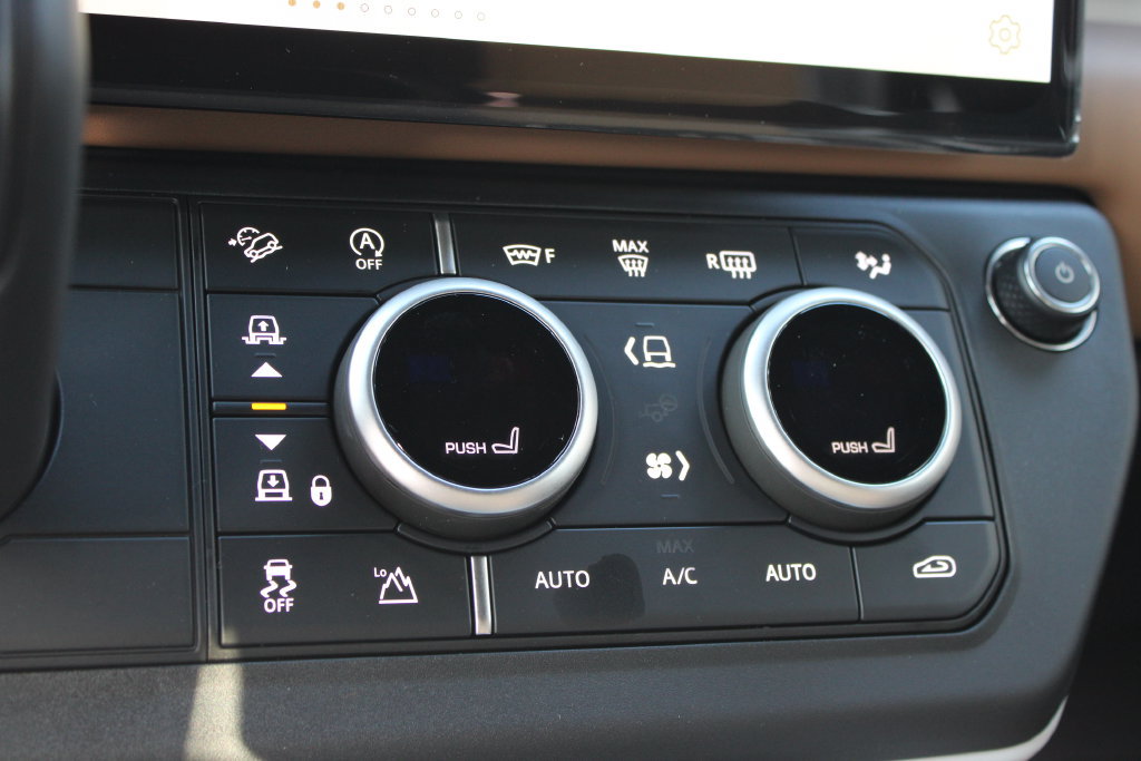 New 2026 Land Rover Defender 110 X-Dynamic SE AWD/4WD image 14