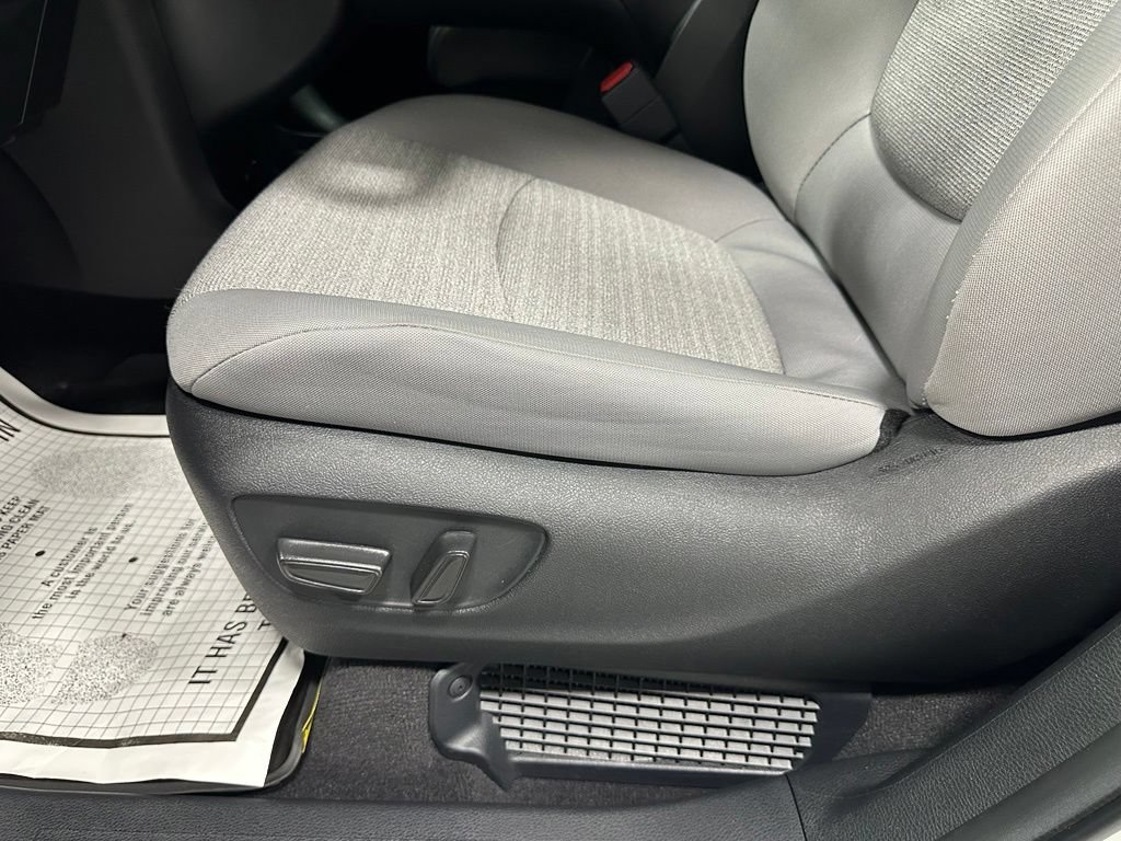Used 2025 Toyota Sienna LE FWD image 12