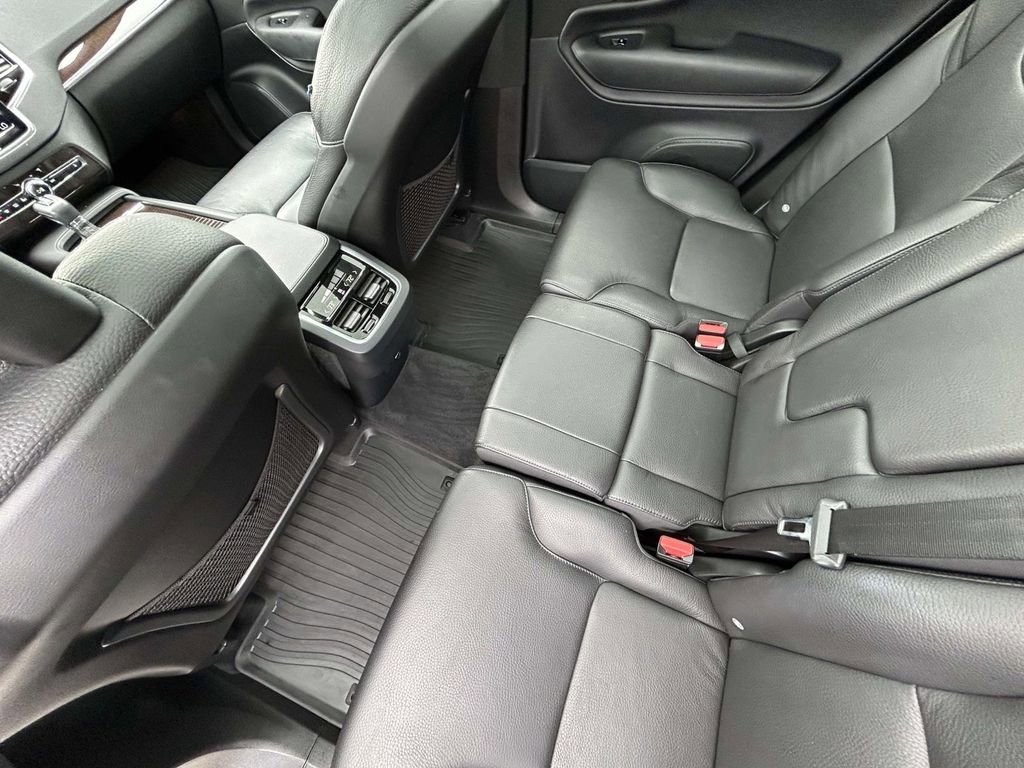 Used 2017 Volvo XC90 T6 Momentum w/ Vision Package image 12