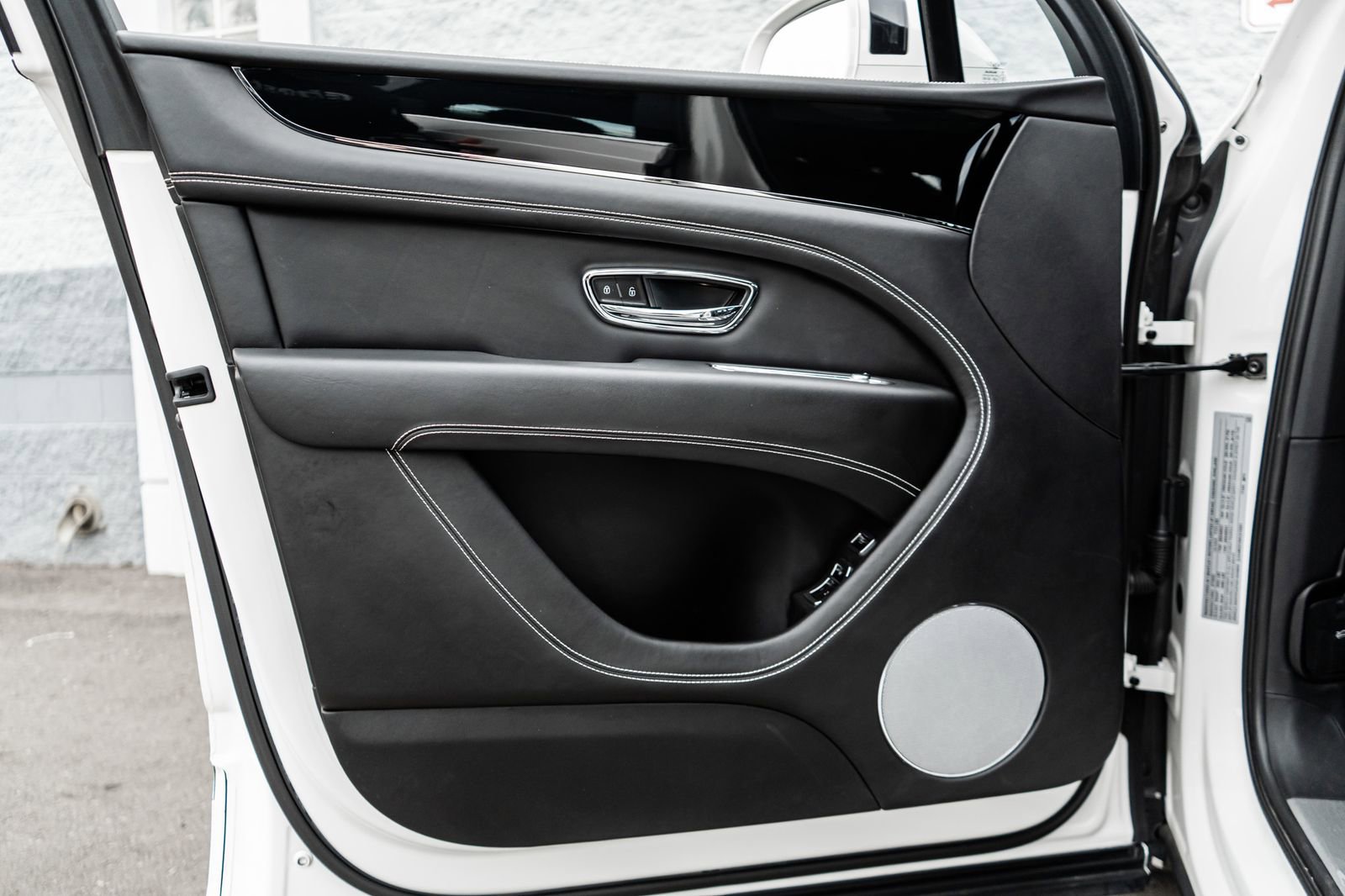 Used 2022 Bentley Bentayga image 24