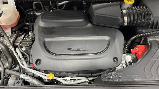 Used 2024 Chrysler Pacifica Touring image 28