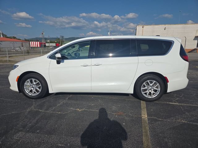 Used 2023 Chrysler Pacifica Touring-L FWD image 5
