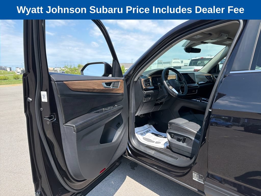 Used 2025 Volkswagen Atlas SE AWD/4WD image 14