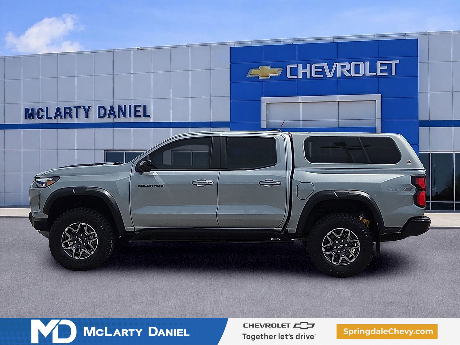 Used 2025 Chevrolet Colorado ZR2 w/ Technology Package AWD/4WD image 3