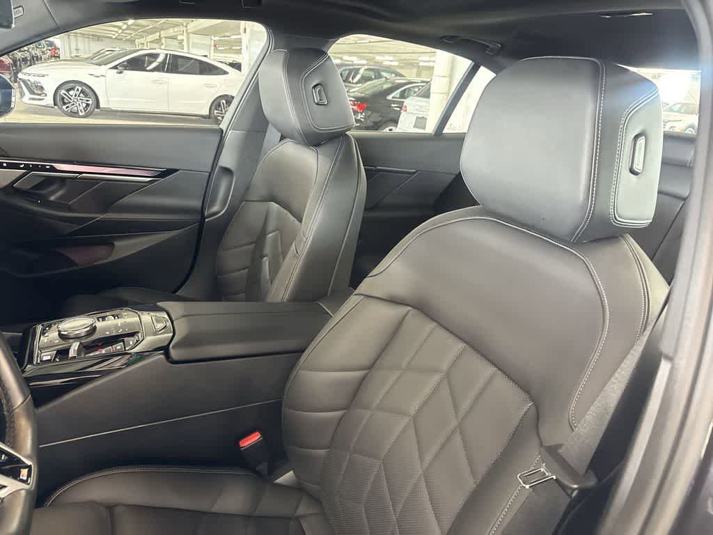 Used 2024 BMW 540i xDrive AWD/4WD image 13