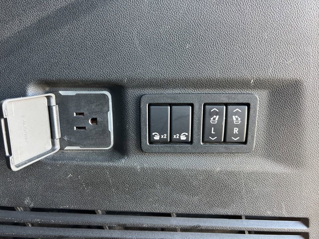 Used 2021 Chevrolet Tahoe Premier w/ Premium Package image 31