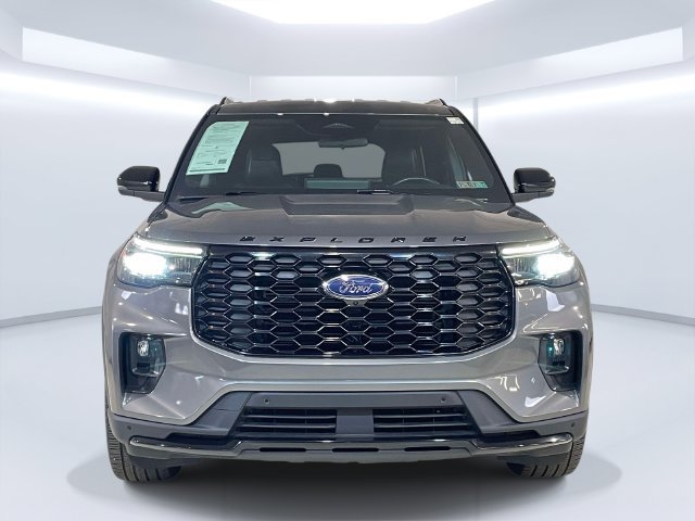 Used 2025 Ford Explorer ST-Line w/ ST-Line Street Pack AWD/4WD image 2