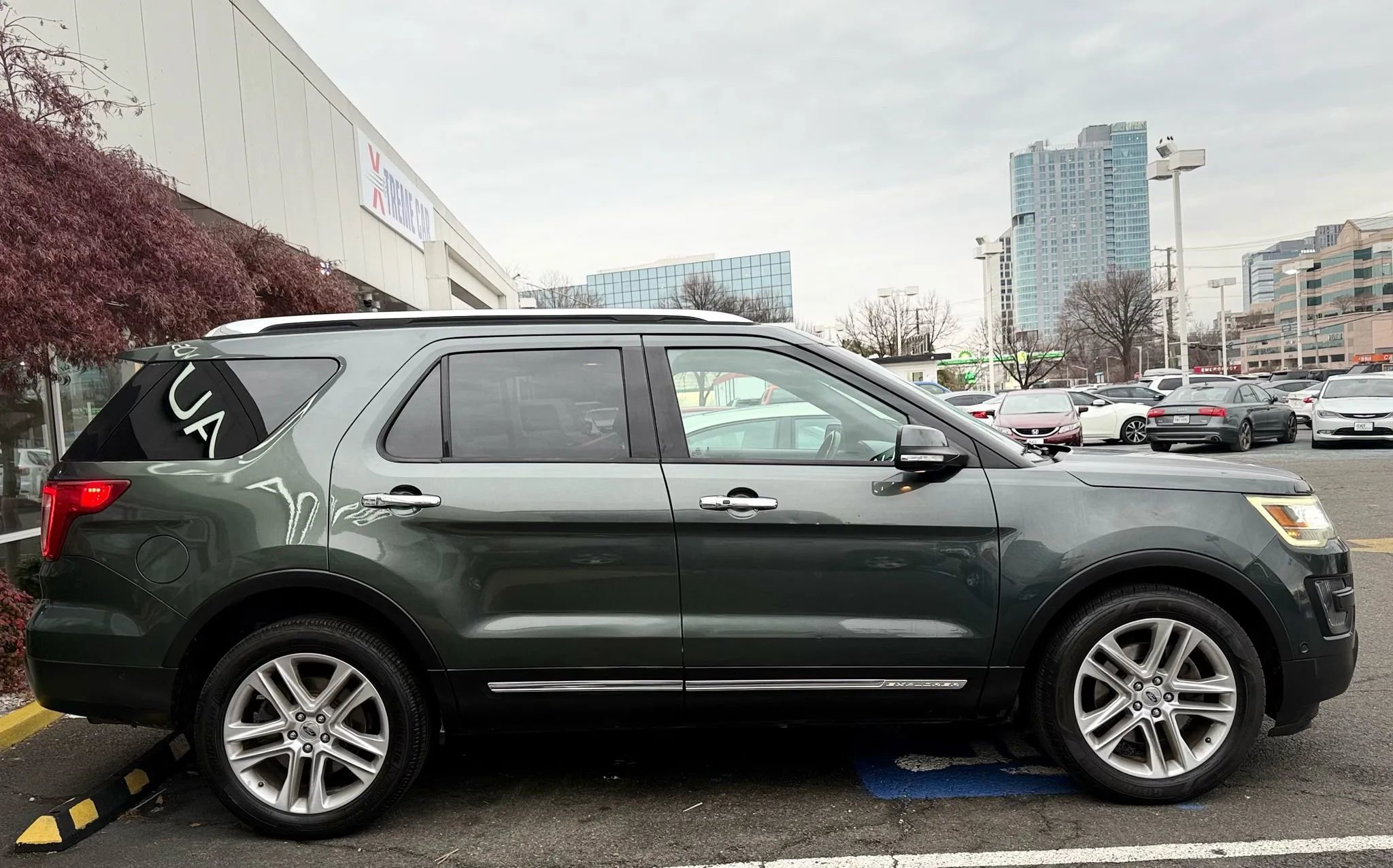 Used 2016 Ford Explorer Limited w/ Equipment Group 301A image 8