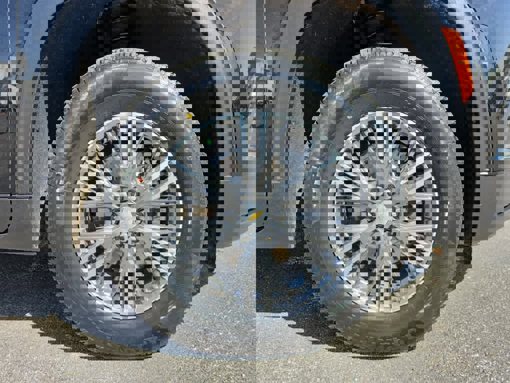 Used 2025 Chevrolet Traverse LT w/ Driver Confidence Package image 9