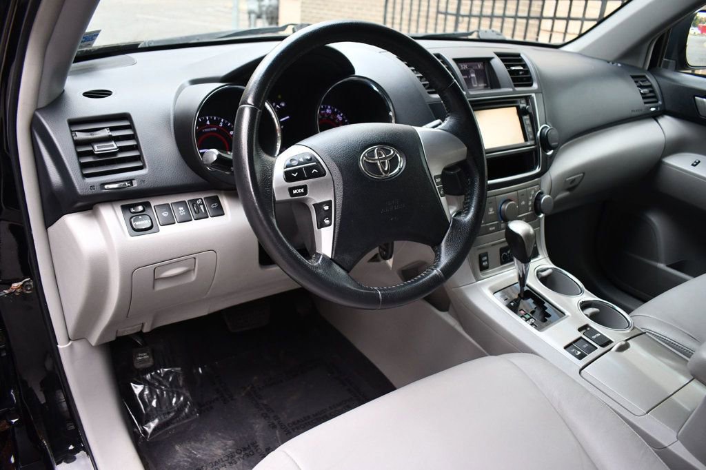 Used 2013 Toyota Highlander SE image 22