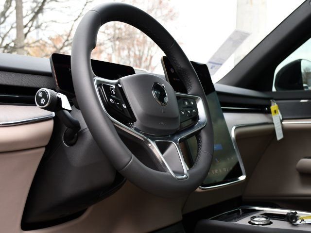 New 2025 Volvo EX90 Plus image 13