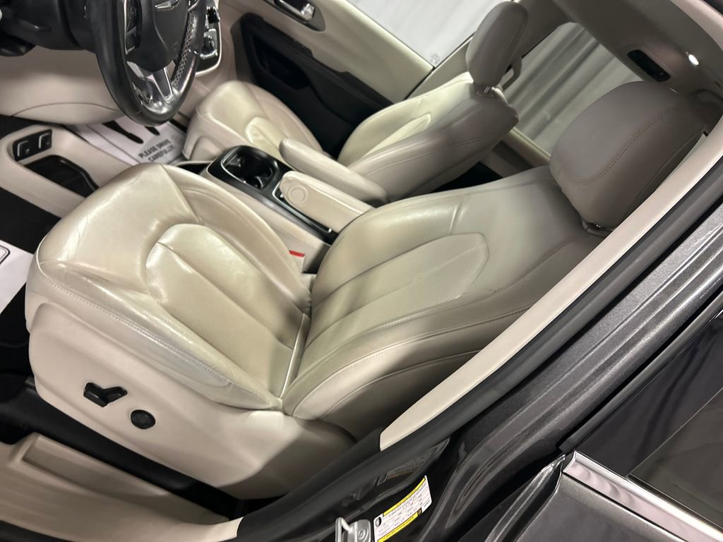 Used 2020 Chrysler Pacifica Touring-L Plus w/ Advanced Safetytec Group FWD image 12