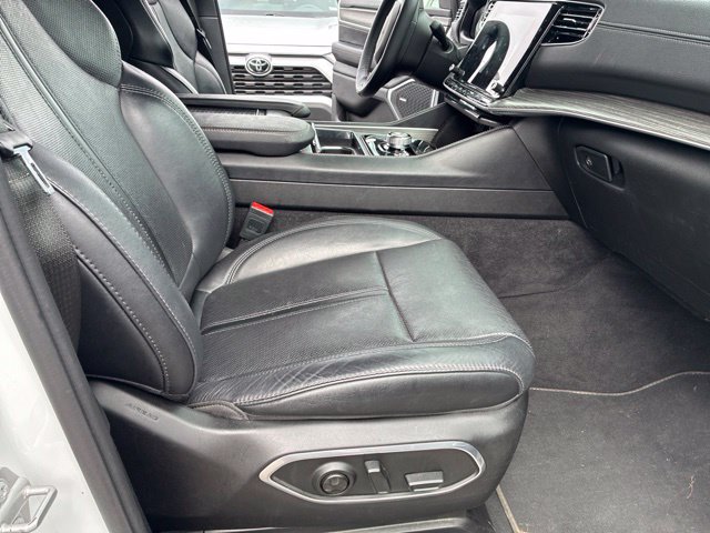 Used 2024 Jeep Wagoneer L Series III w/ Flexible Seating Group AWD/4WD image 32