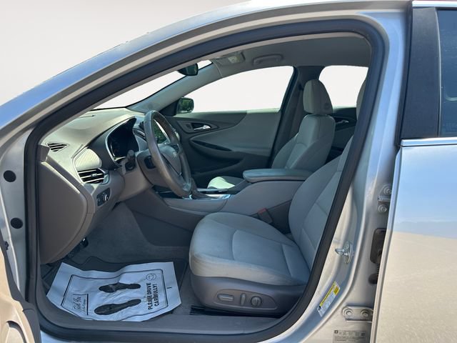 Used 2017 Chevrolet Malibu LT w/ Driver Confidence Package FWD image 9