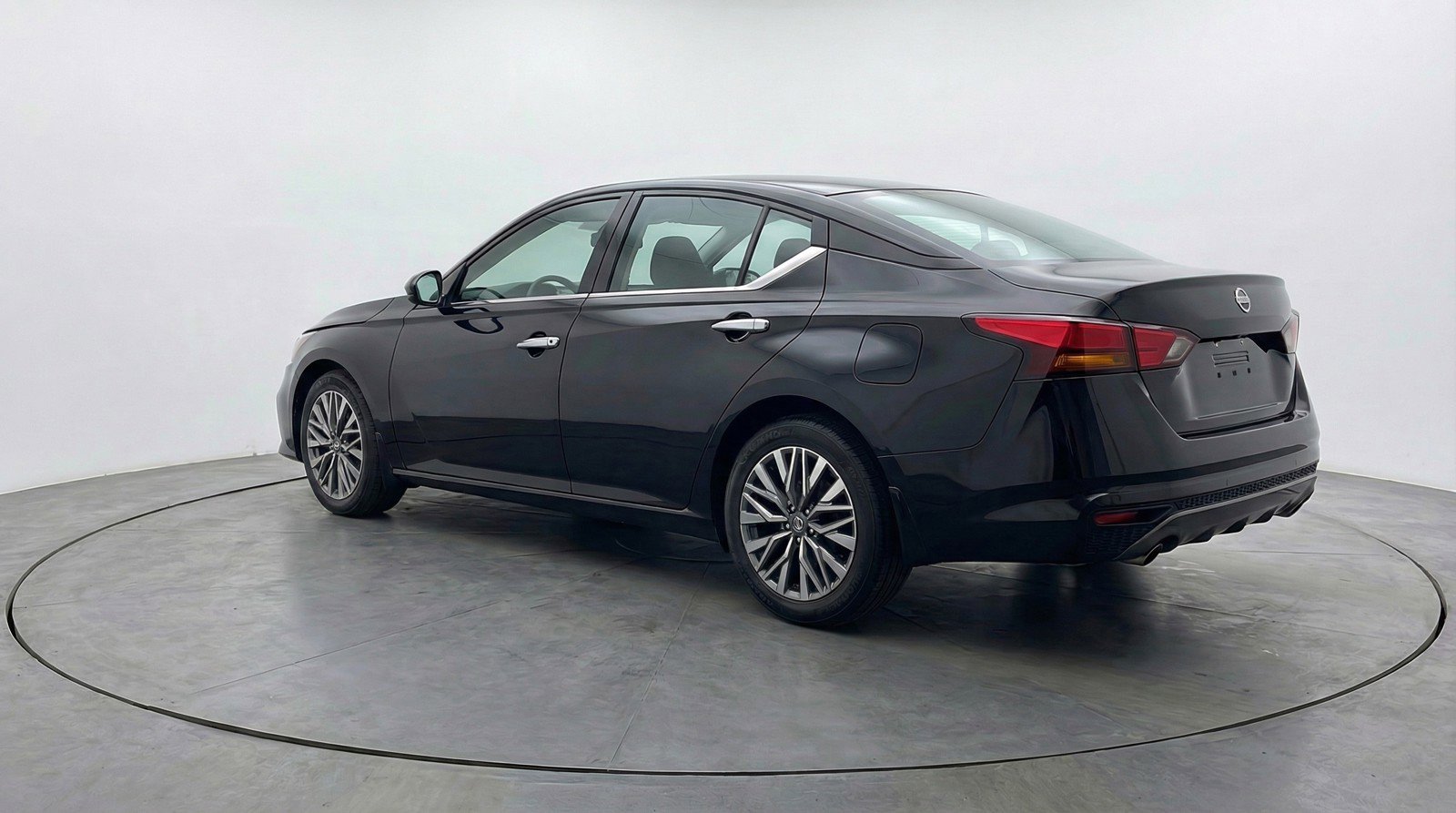 Used 2025 Nissan Altima 2.5 SV FWD image 6