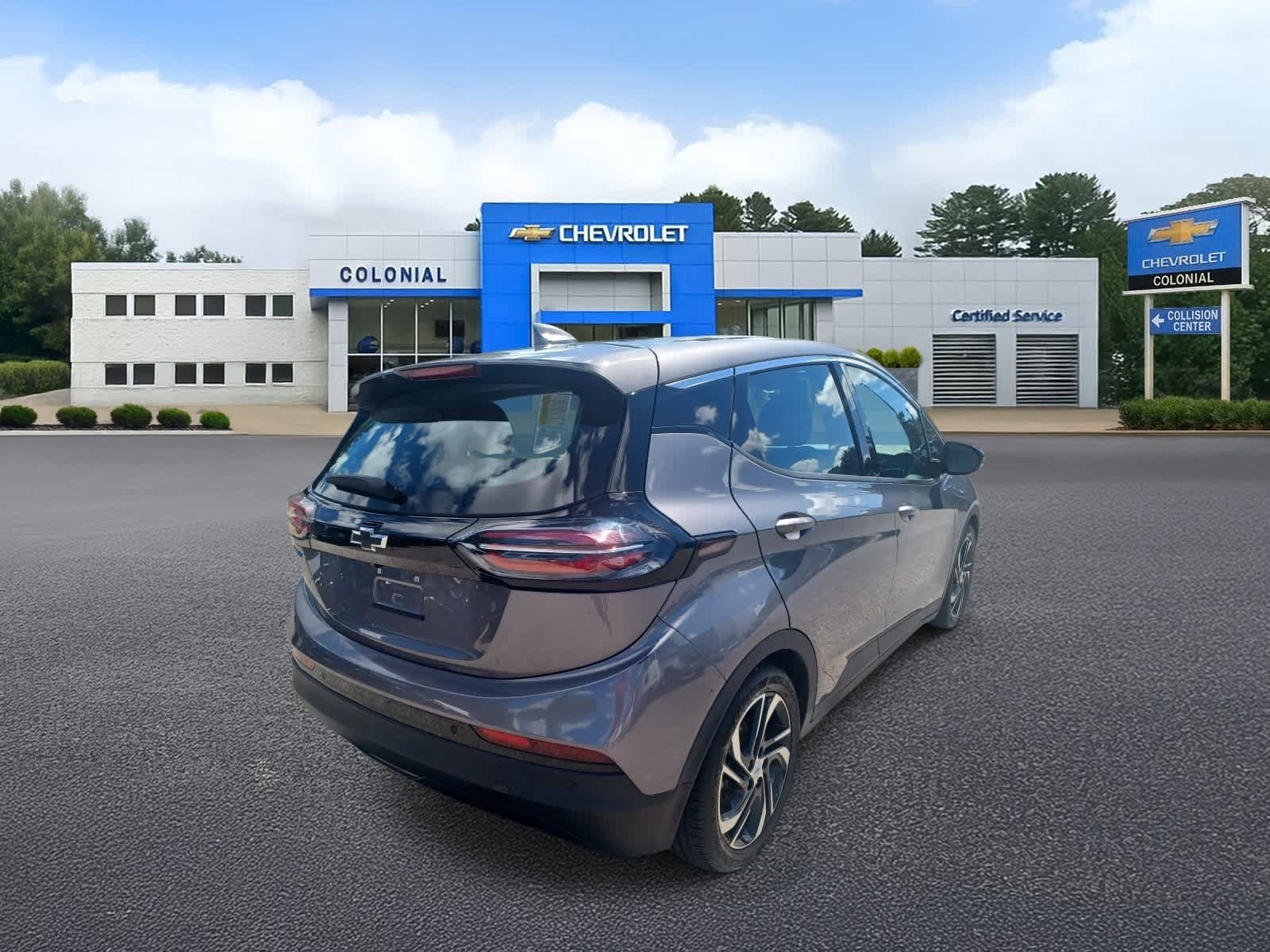 Used 2022 Chevrolet Bolt LT w/ Infotainment Package FWD image 4
