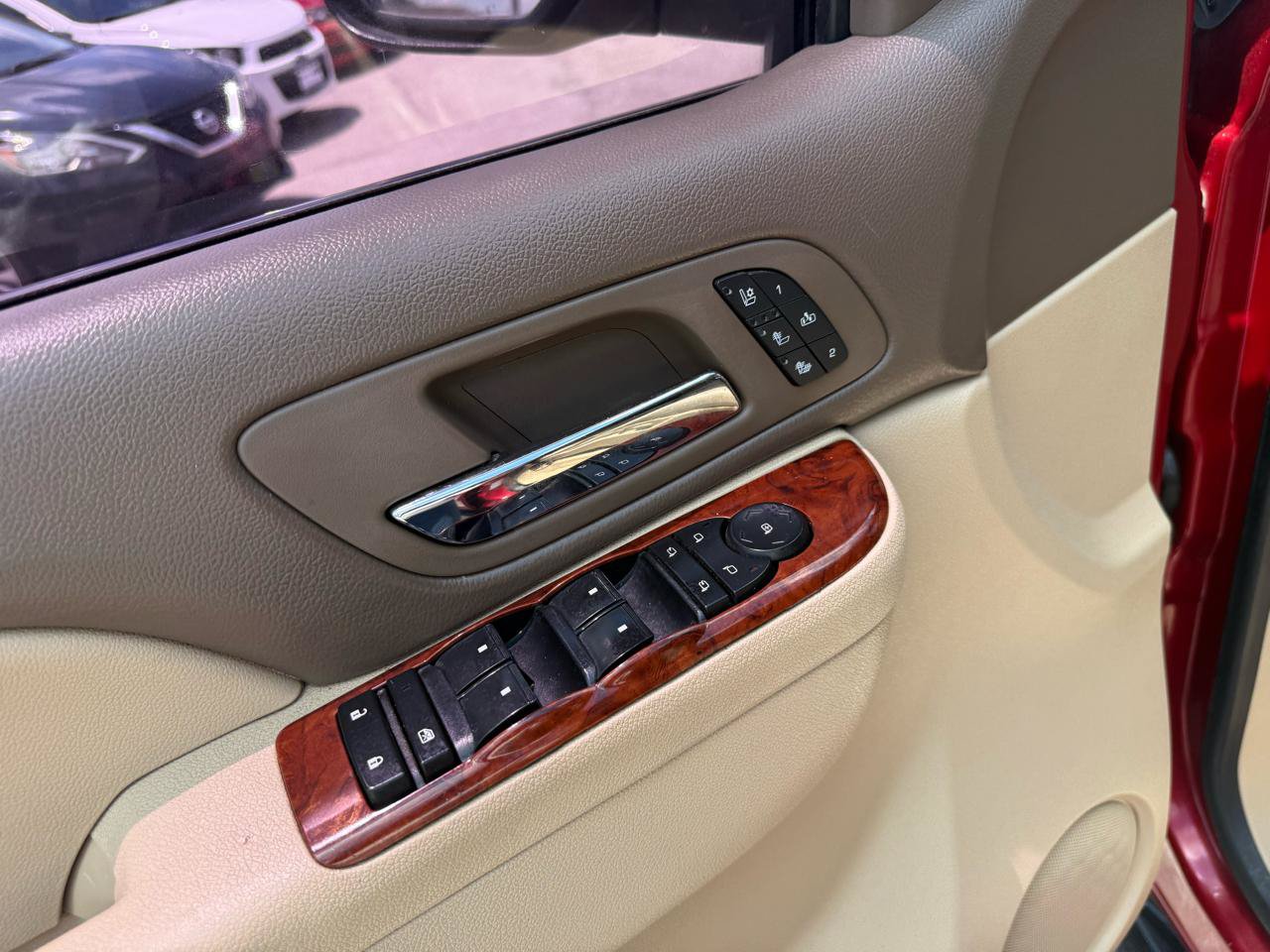 Used 2013 Chevrolet Suburban LTZ RWD image 14