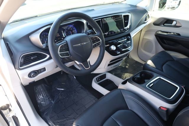 Used 2024 Chrysler Pacifica Touring-L FWD image 9