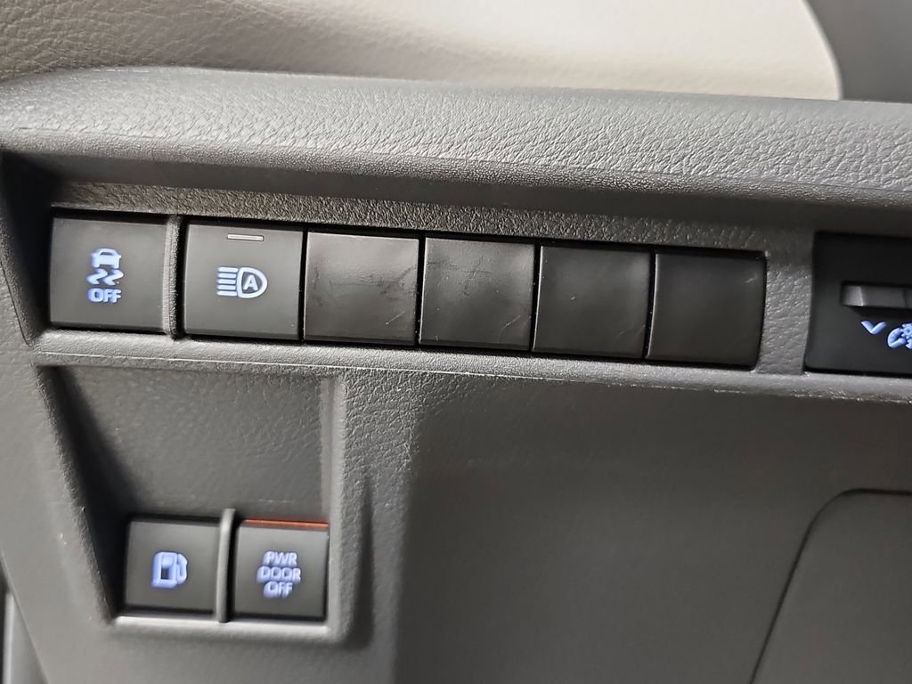 Used 2024 Toyota Sienna XLE FWD image 30