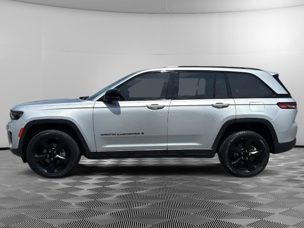 Used 2023 Jeep Grand Cherokee Altitude AWD/4WD image 5