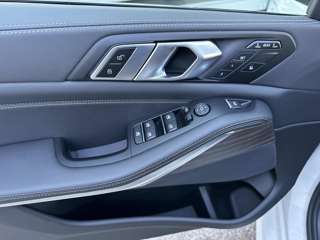 Used 2026 BMW X7 xDrive40i w/ M Sport Package AWD/4WD image 21
