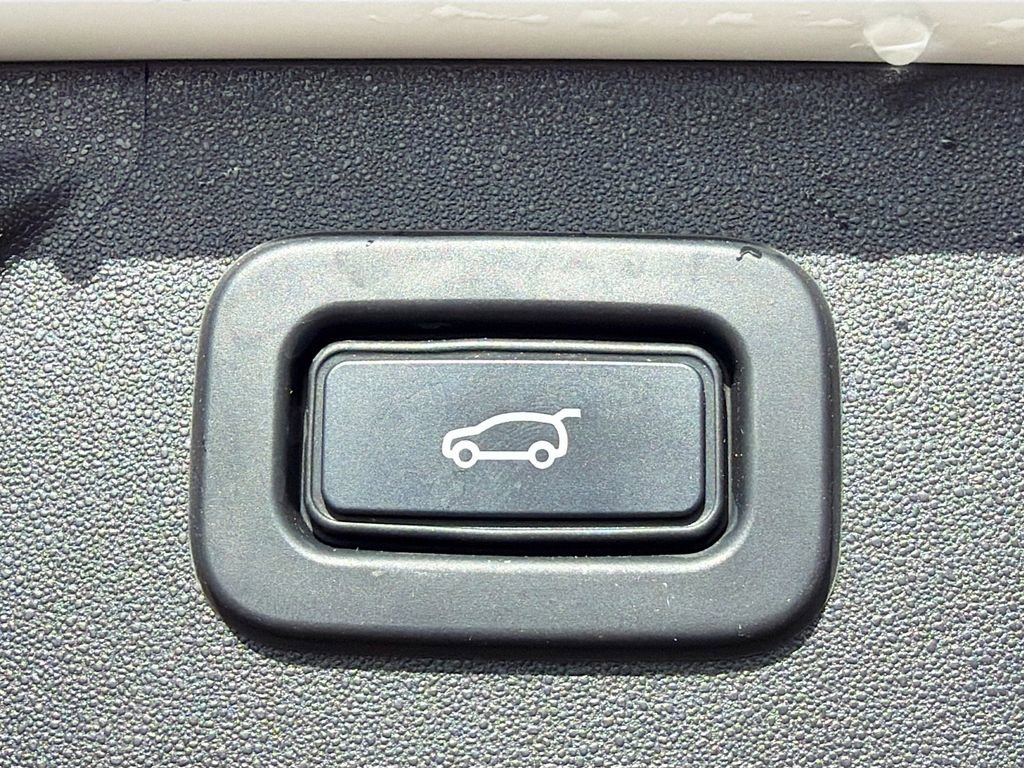 Used 2020 Land Rover Discovery Sport SE image 13