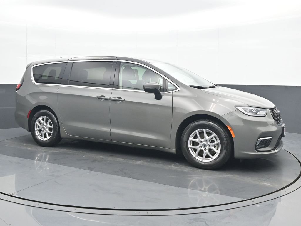 Used 2023 Chrysler Pacifica Touring-L image 8