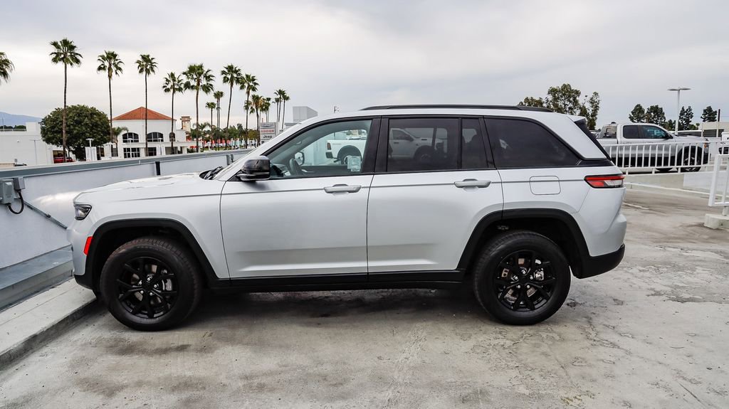 Used 2024 Jeep Grand Cherokee Altitude image 14