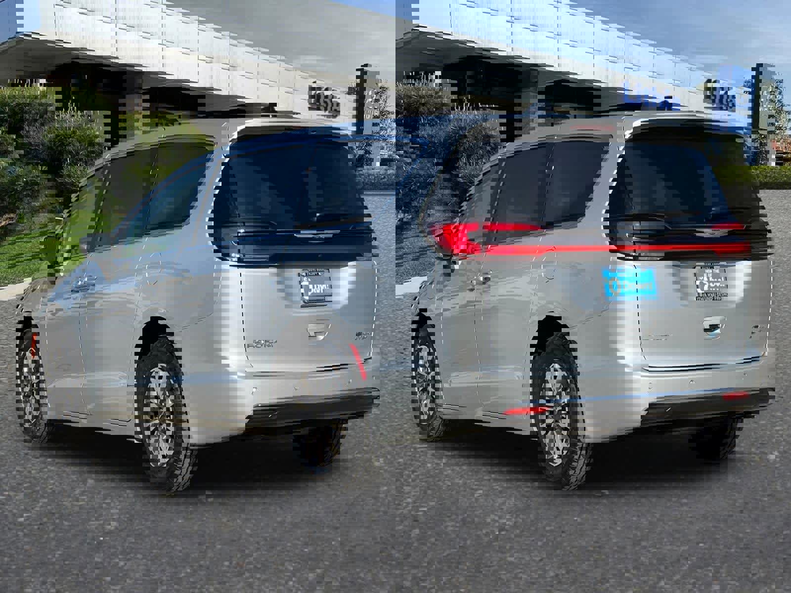 Used 2023 Chrysler Pacifica Touring-L image 7