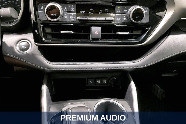 Used 2020 Toyota Highlander XLE AWD/4WD image 21