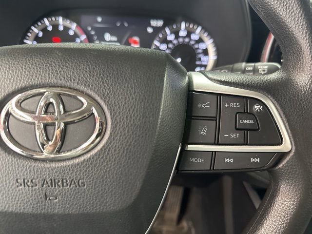 Used 2023 Toyota Highlander L AWD/4WD image 8