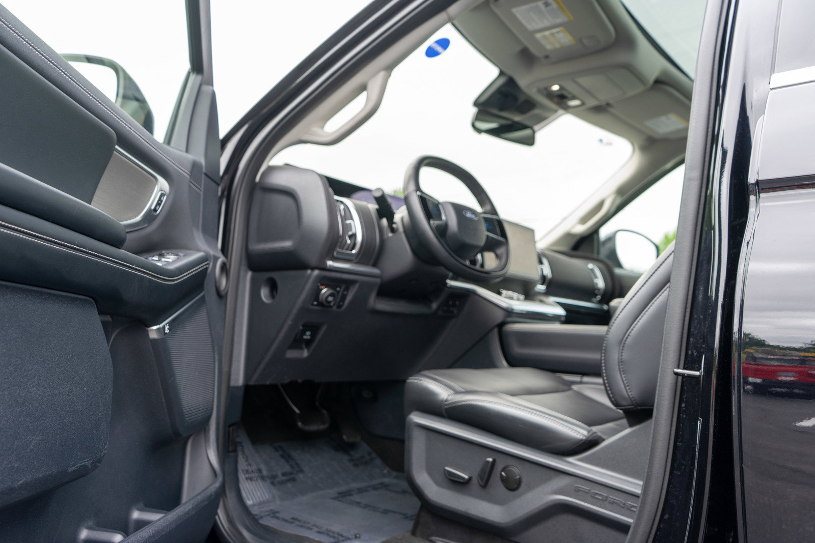 Used 2025 Ford Expedition Platinum AWD/4WD image 16