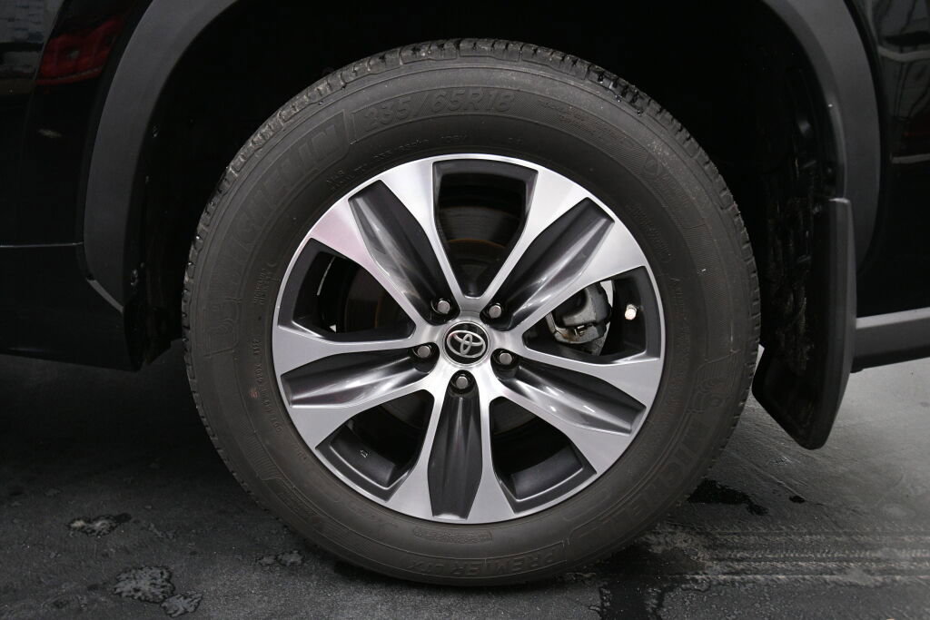 Certified 2023 Toyota Highlander XLE image 35