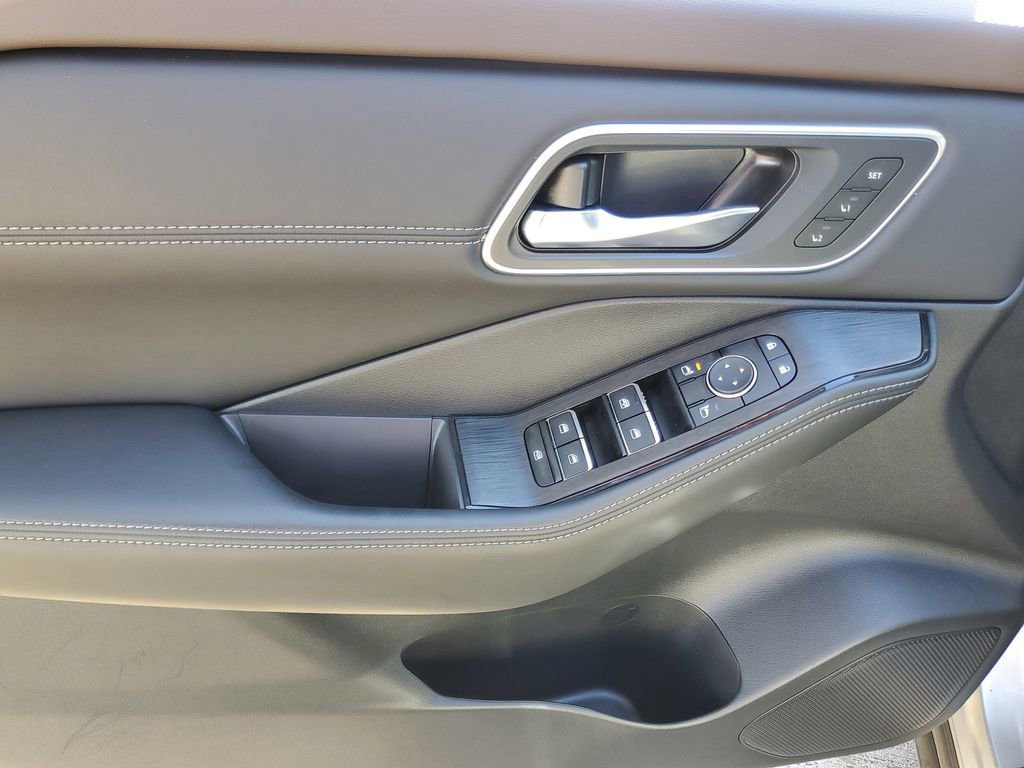 Certified 2023 Nissan Rogue Platinum w/ Platinum Premium Package FWD image 18