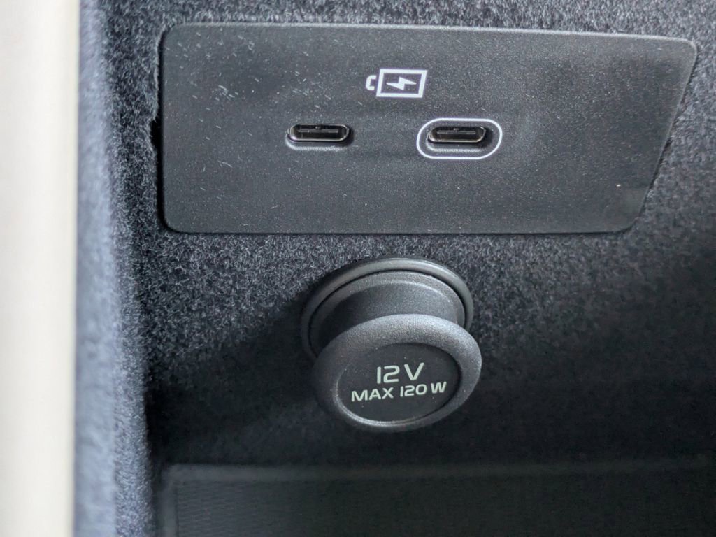 New 2025 Volvo XC90 B6 Core w/ Climate Package image 25