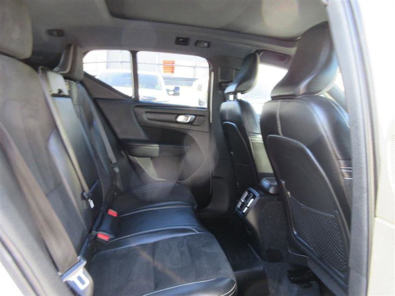 Used 2019 Volvo XC40 T4 R-Design image 29