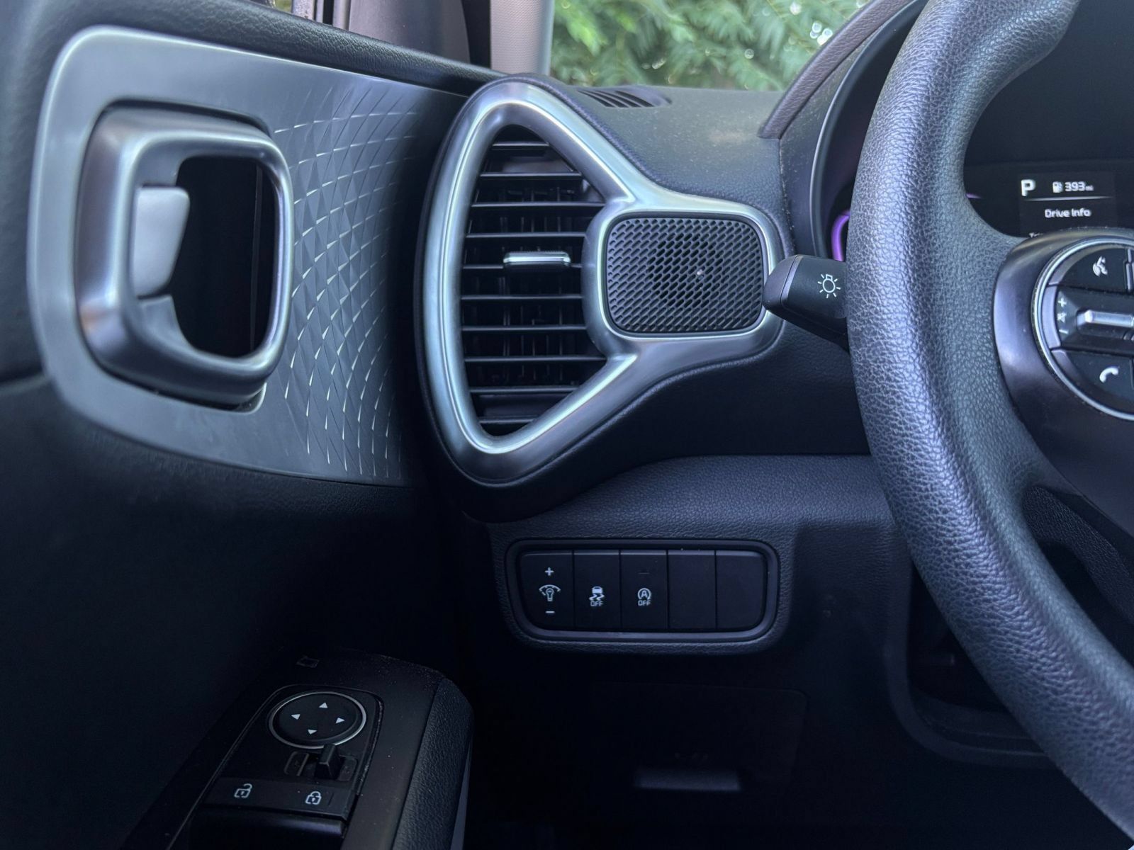 Used 2025 Kia Soul LX w/ LX Technology Package FWD image 30