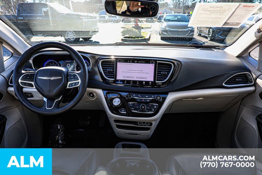 Used 2023 Chrysler Pacifica Touring-L image 32