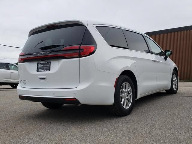 New 2027 Chrysler Pacifica Select FWD image 3