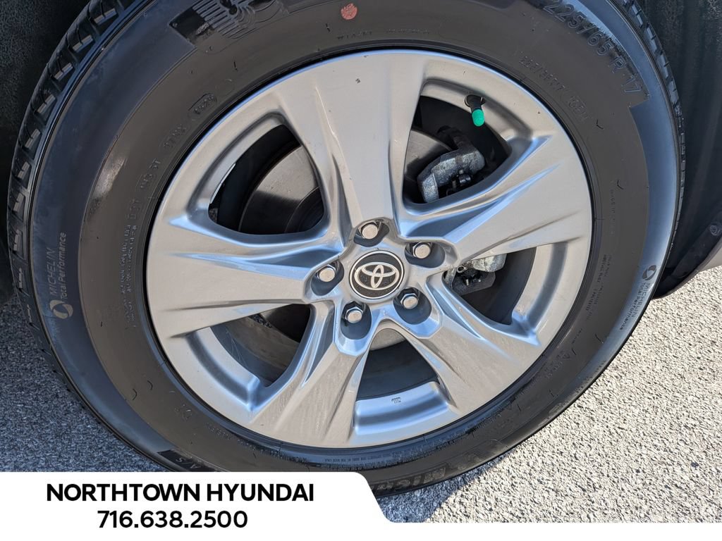 Used 2025 Toyota RAV4 XLE AWD/4WD image 42