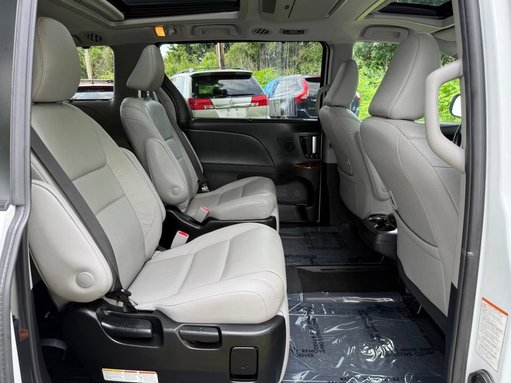 Used 2018 Toyota Sienna Limited Premium FWD image 26