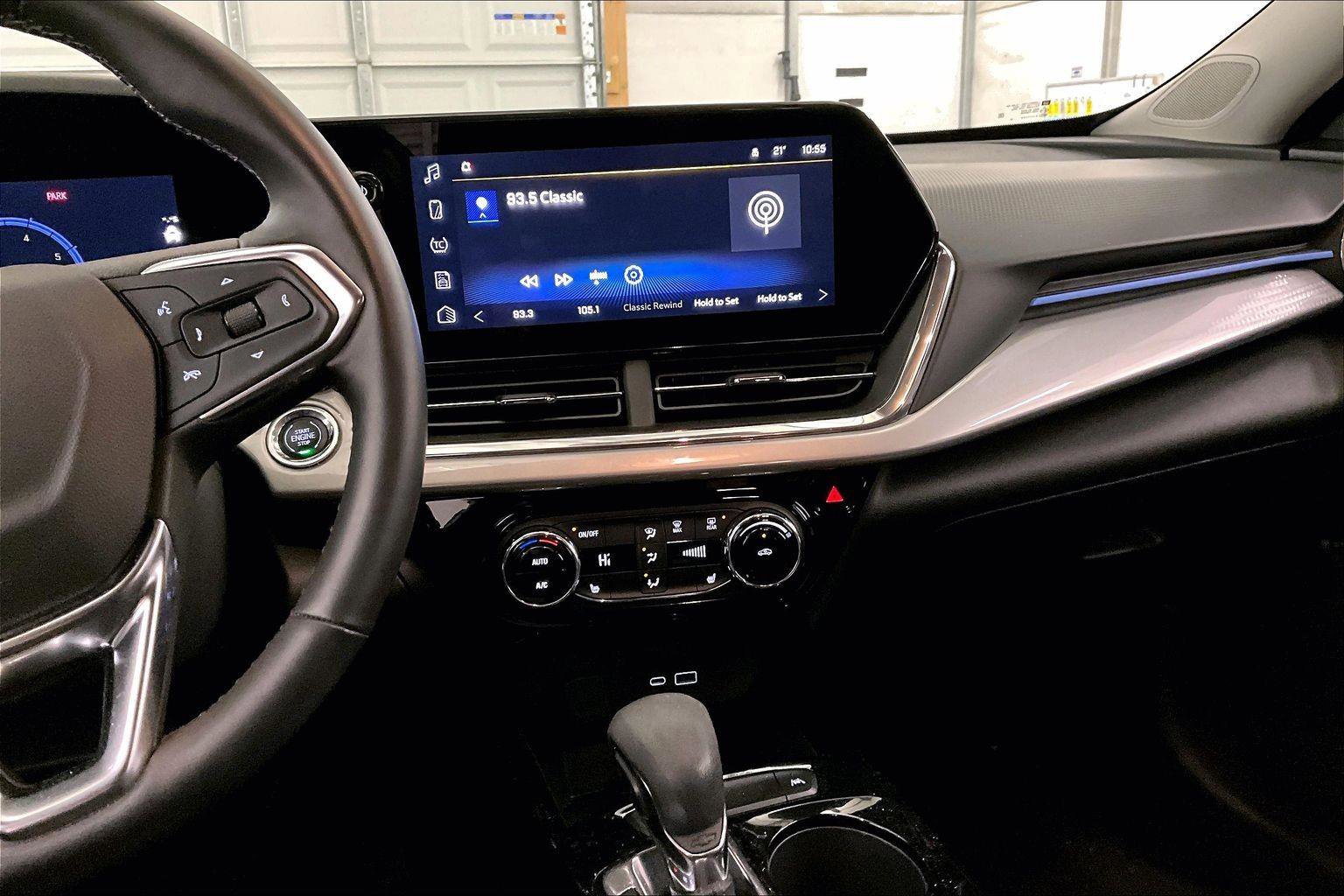 Used 2025 Chevrolet Trax LT w/ LT Convenience Package image 6