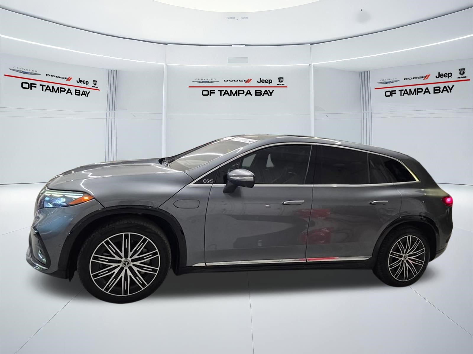 Used 2023 Mercedes-Benz EQS 580 4MATIC SUV w/ Exclusive Trim Package image 3