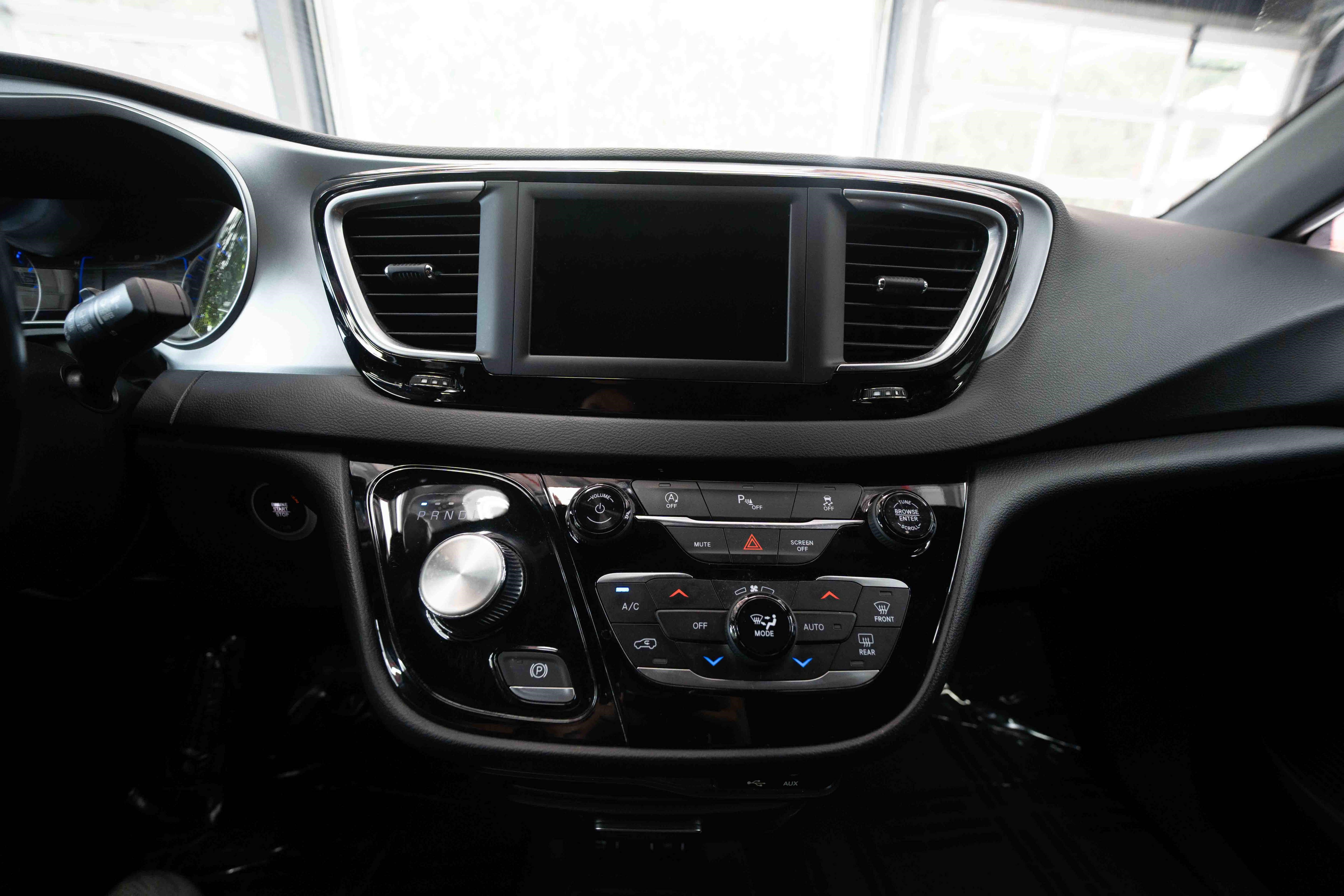Used 2020 Chrysler Pacifica Touring w/ S Appearance Package FWD image 17