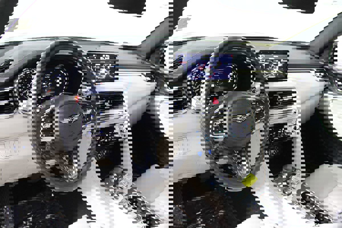 Used 2025 Genesis G70 2.5T image 7